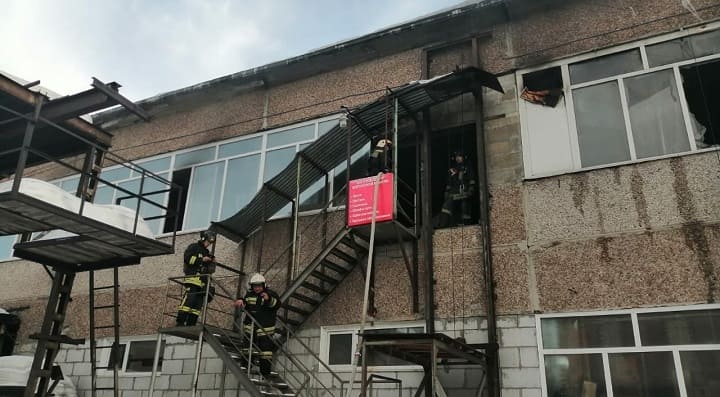 В Барнауле загорелась мебель в производственном помещении Фото №1