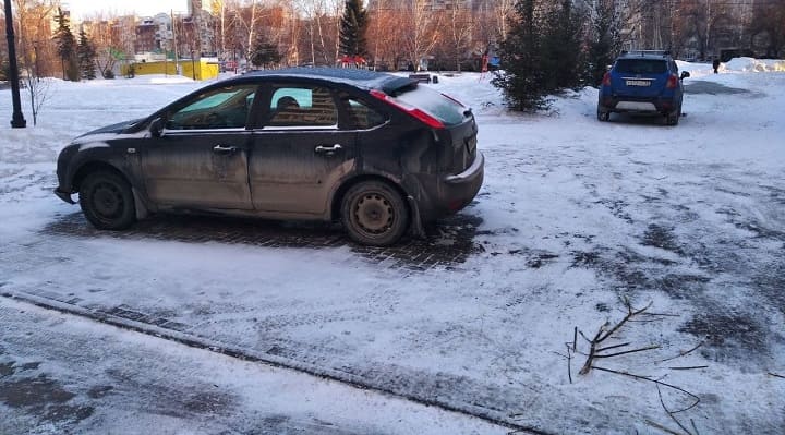 В барнаульском сквере могут поставить ограждение, чтобы водители не парковались Фото №1