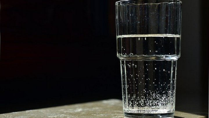 У 91-летнего жителя Алтайского края попросили стакан воды и обокрали Фото №1