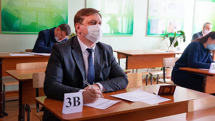 В Барнауле министр образования вместе с родителями сдал ЕГЭ Фото №1