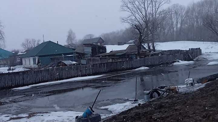 В алтайском селе вода зашла не только в огороды и погреба, но и в комнаты одного из домов Фото №2