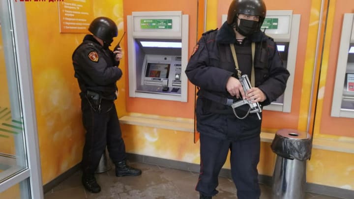 Росгвардейцы пытались спасти барнаульца от потери 1,5 млн рублей Фото №1