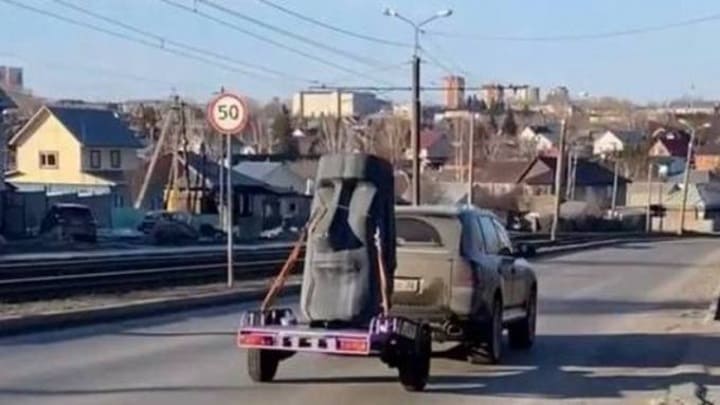 В Барнауле заметили автомобиль с камнем, похожим на статую с острова Пасхи Фото №1