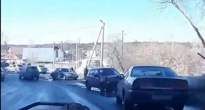 В Борзовой Заимке произошло массовое ДТП с участием нескольких автомобилей Фото №1
