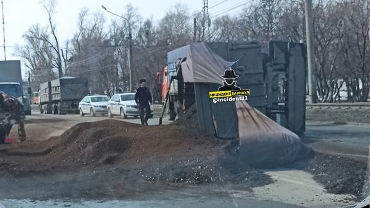 Воробьям на завтрак. В Барнауле перевернулся и заблокировал движение прицеп со жмыхом Фото №1