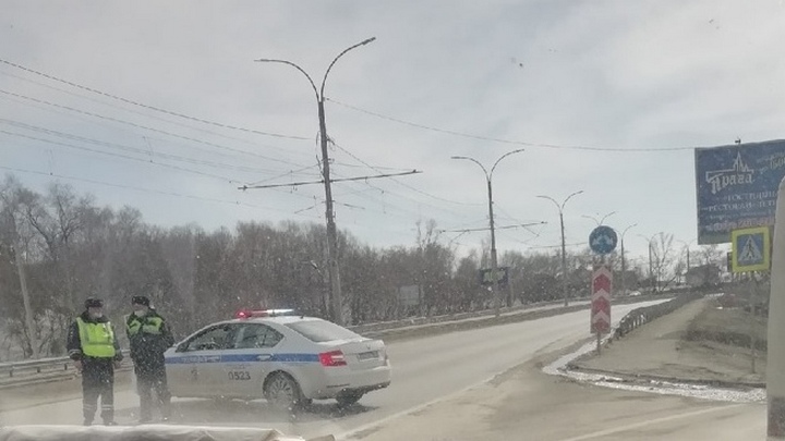 Стали известны подробности ДТП с опрокинувшимся прицепом КамАЗа в Барнауле Фото №1
