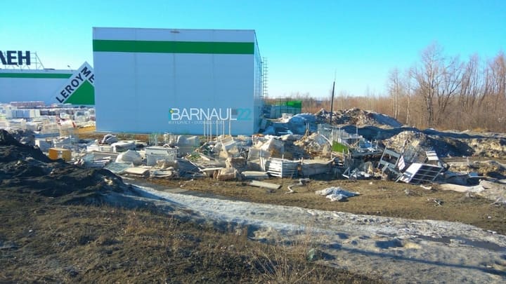 Огромную свалку обнаружили у здания «Леруа Мерлен» в Барнауле Фото №1