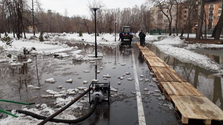 Парк «Изумрудный» в Барнауле подтопило талыми водами Фото №1