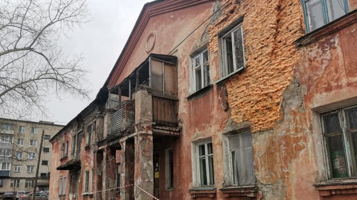 Второй за неделю дом начал рушиться в Барнауле Фото №1