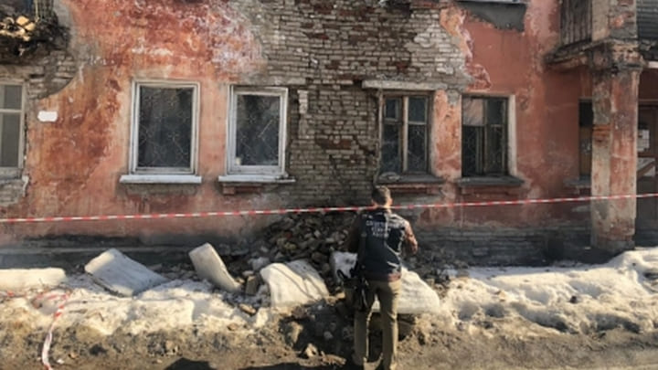 Следствие ведет проверку по факту обрушения стены дома в Барнауле Фото №1