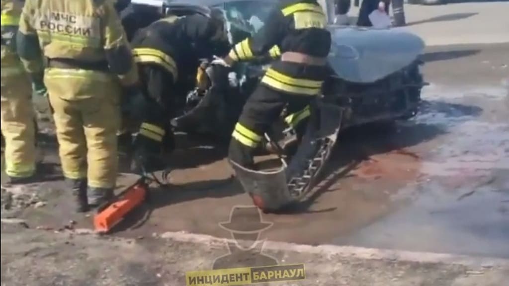 Автомобиль смяло как бумажный листок в результате ДТП в Барнауле Фото №2