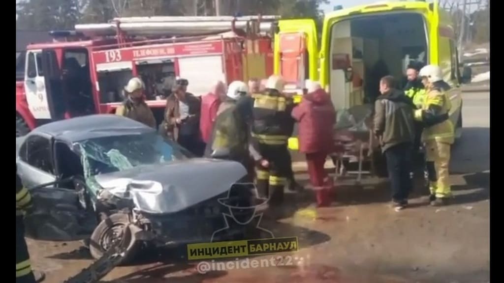 Автомобиль смяло как бумажный листок в результате ДТП в Барнауле Фото №3