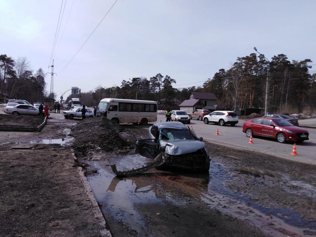Двое пострадали в ДТП с автобусом на Змеиногорском тракте в Барнауле Фото №1