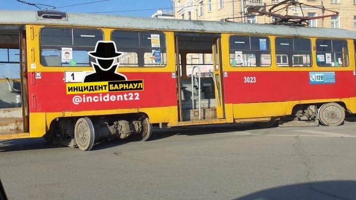 На площади Октября в Барнауле трамвай сошел с рельсов Фото №1