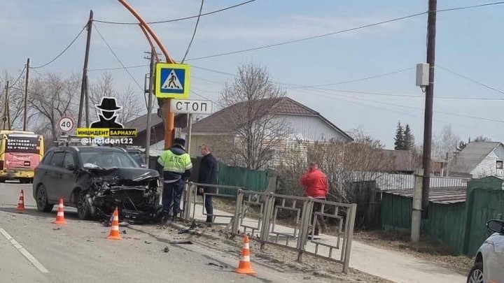 Водитель Mitsubishi Outlander пострадал в ДТП на Аванесова в Барнауле Фото №1