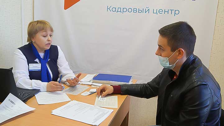 В Алтайском крае в службу судебных приставов устроили человека из центра занятости Фото №1