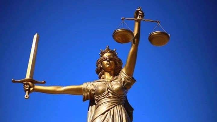 Алтайского главбуха обвинили сразу в трех тяжких коррупционных преступлениях Фото №1