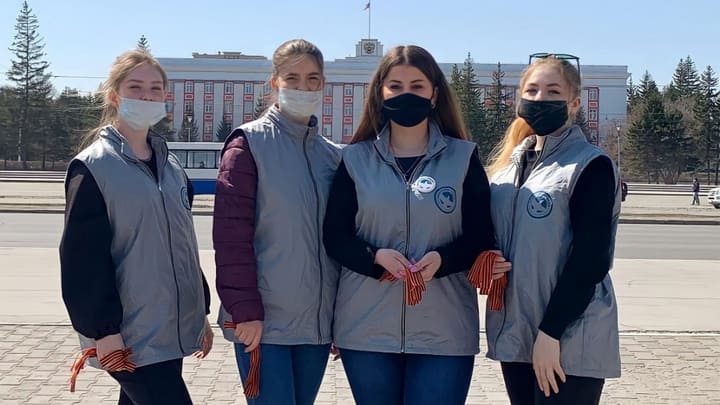 Волонтеры начали раздавать в Барнауле георгиевские ленточки Фото №1
