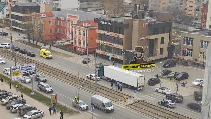 Фура сбила женщину на пешеходном переходе в Барнауле Фото №1