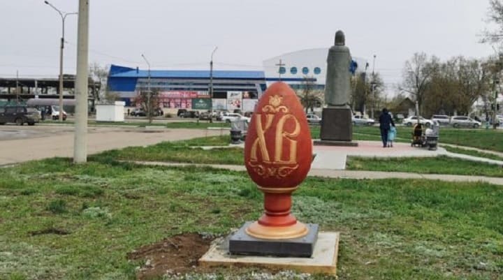 В Рубцовске установили полутораметровое пасхальное яйцо Фото №1