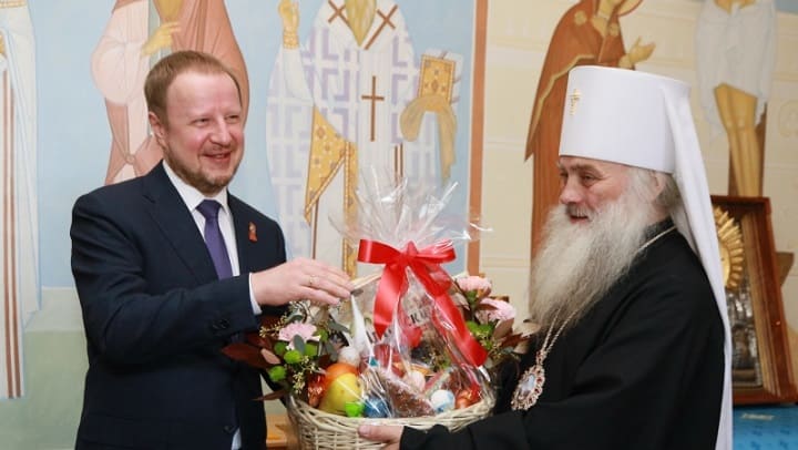 Виктор Томенко поздравил Алтайского митрополита Сергия с праздником Пасхи Фото №1