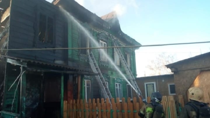 В Барнауле произошел пожар в двухэтажном деревянном доме Фото №1
