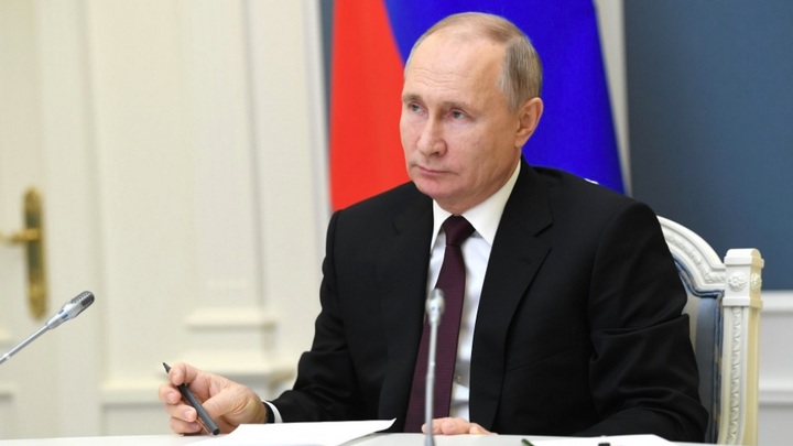 Путин поручил выплатить по 10 тысяч семьям с детьми Фото №1