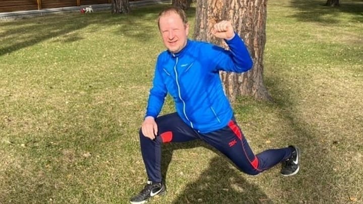 Виктор Томенко показал, как делает зарядку на лужайке Фото №1