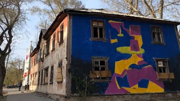 Нежилой дом в Барнауле разукрасили в яркие цвета Фото №1