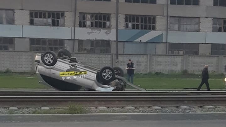 Автомобиль перевернулся на улице Попова в Барнауле Фото №1