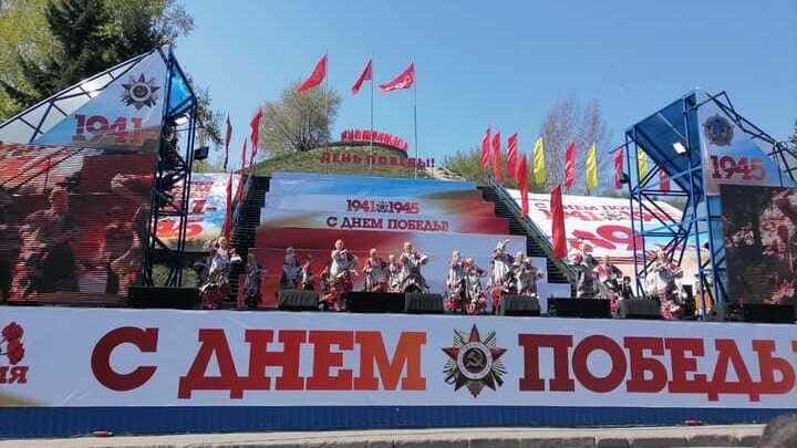 Весь день 9 мая в Барнауле на пл. Сахарова проходят праздничные концерты Фото №1