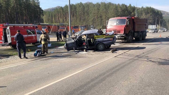 На Алтае столкнулись грузовик и легковой автомобиль Фото №1