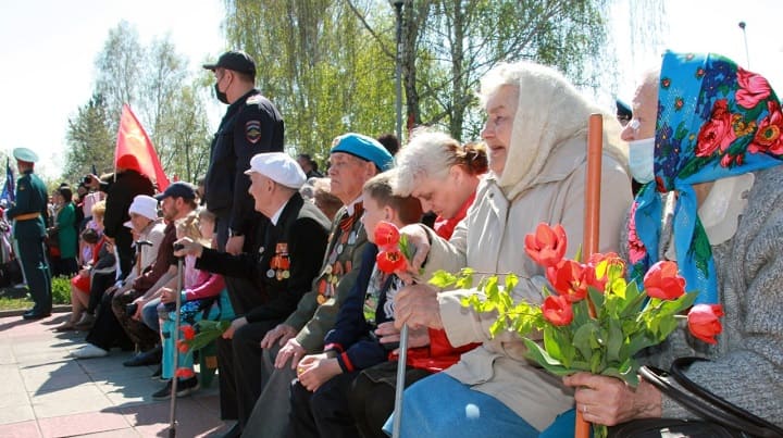 В Камне-на-Оби ветеранов поздравляли концертами, речными прогулками и подарками Фото №2