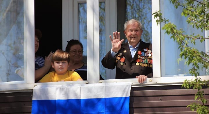В Камне-на-Оби ветеранов поздравляли концертами, речными прогулками и подарками Фото №1