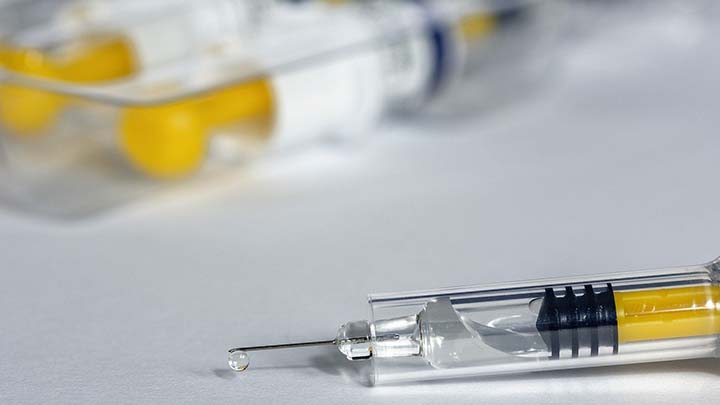 Итальянке случайно ввели шесть доз вакцины Pfizer Фото №1