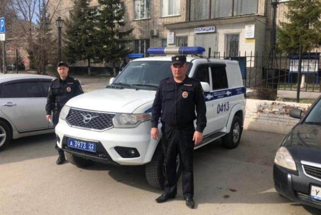 Алтайский полицейский спас ребенка, который чуть не выпал из окна Фото №3