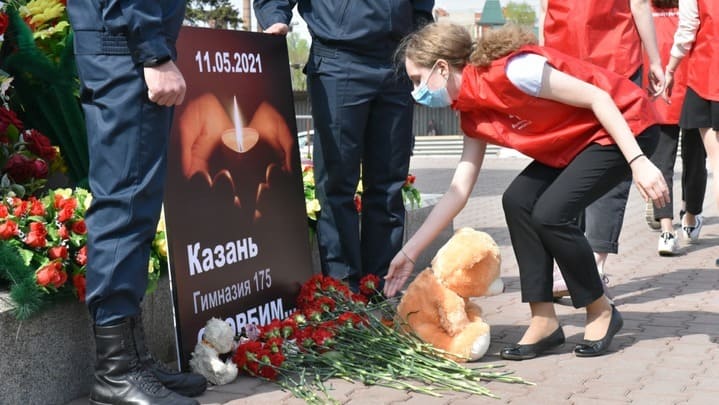 В Алтайском крае почтили память жертв трагедии в Казани Фото №1