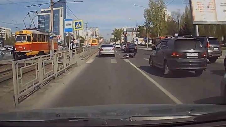 Двух пешеходов, переходивших на красный, почти одновременно сбили в Барнауле Фото №1