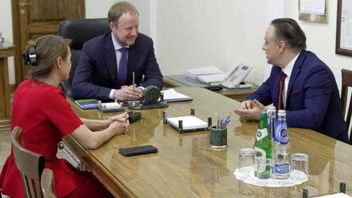 Виктор Томенко встретился с директором театра Вахтангова Фото №1