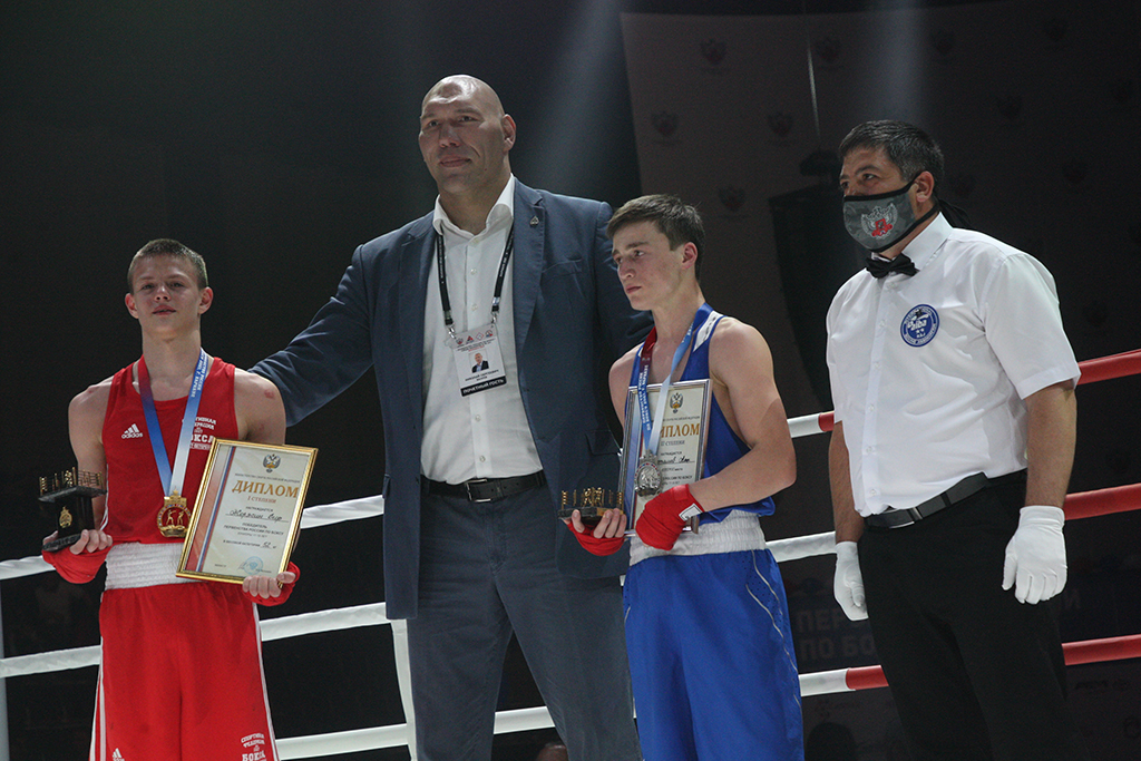 В Барнауле завершилось юниорское первенство России по боксу Фото №16