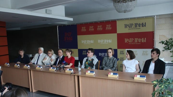 В саду Римаса Туминаса: в Барнауле начались гастроли Вахтанговского театра Фото №1