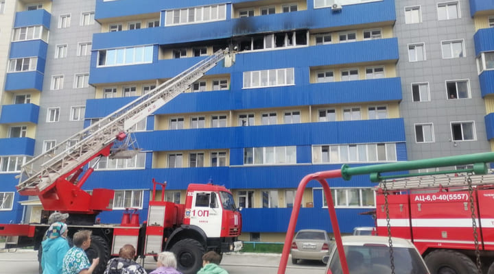 В Бийске загорелись два балкона в девятиэтажном доме Фото №1
