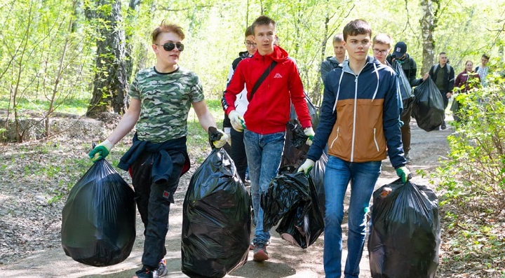 Пять КамАЗов мусора собрали и вывезли во время субботника в парке «Юбилейный» Фото №1