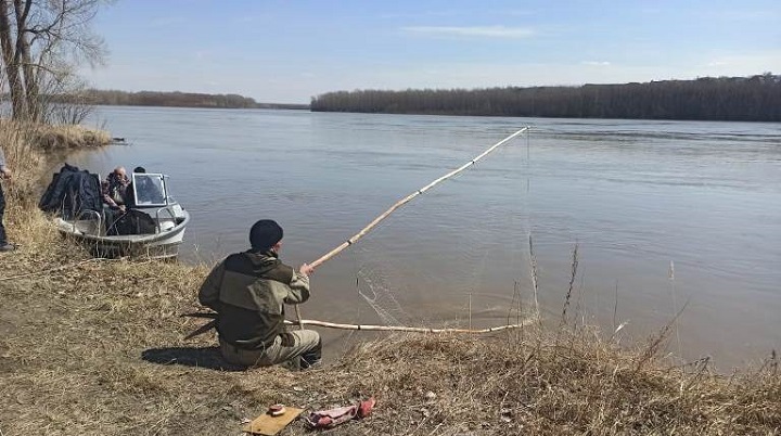 Алтайский браконьер с помощью кривды незаконно ловил рыбу Фото №1