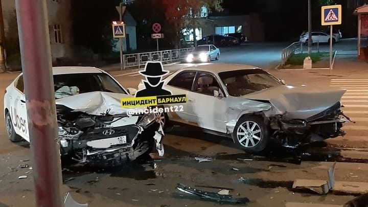 Три пассажирки пострадали в ДТП ночью в Барнауле Фото №1