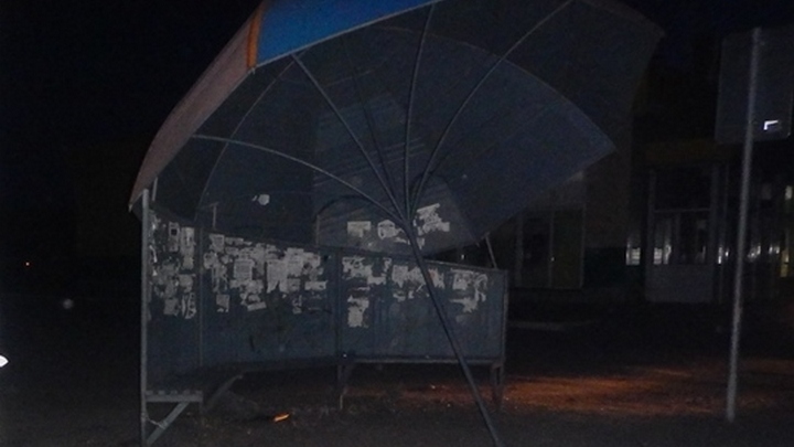 В Новоалтайске мужчину избили и ограбили на остановке Фото №1