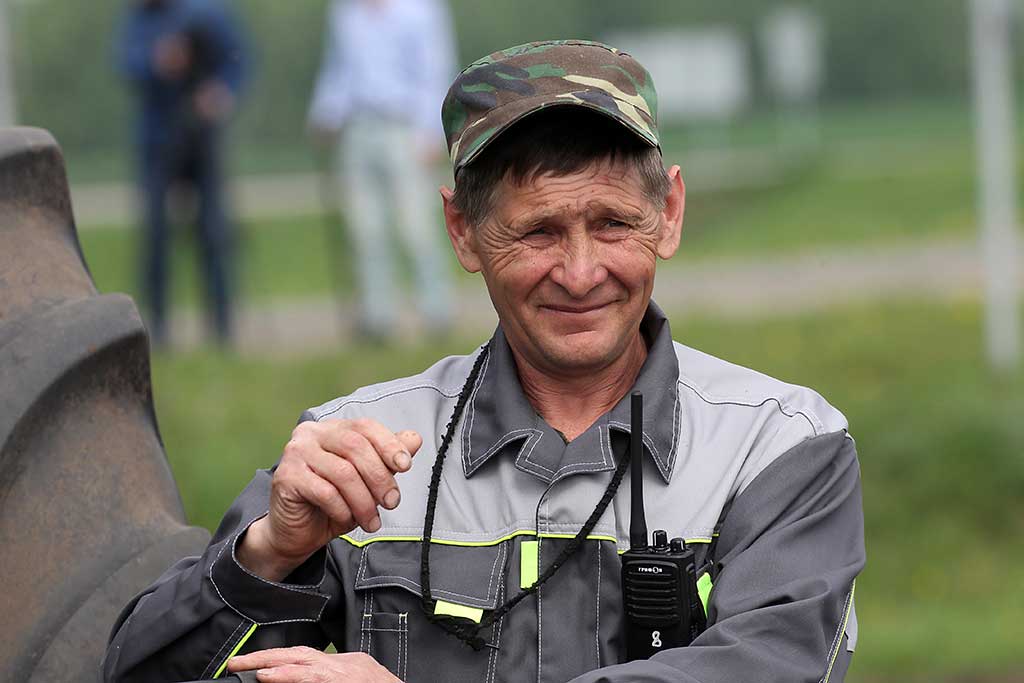 Виктор Томенко посетил завершающий этап сева пшеницы в алтайском хозяйстве Фото №4