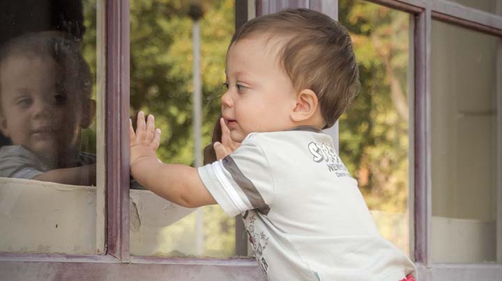 4-летний ребенок выпал из окна четвертого этажа в Алтайском крае Фото №1
