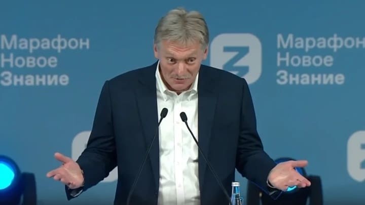 Сомневаться и думать своей головой: Дмитрий Песков призвал российских студентов бороться с фейками каждый день Фото №1