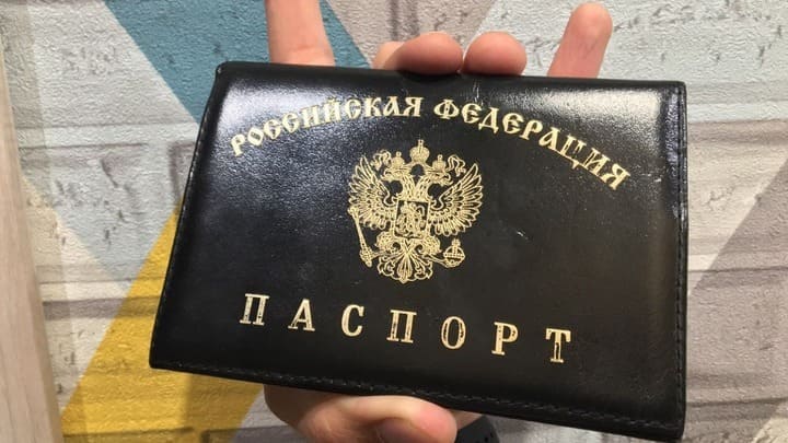 Подросткам будут вручать паспорт вместе с Конституцией Фото №1